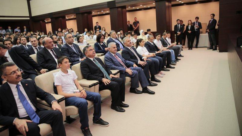 Başbakan Yıldırım ve Bakan Yılmaz, 15 Temmuz Demokrasi Zaferi konulu yarışmanın ödüllerini verdi