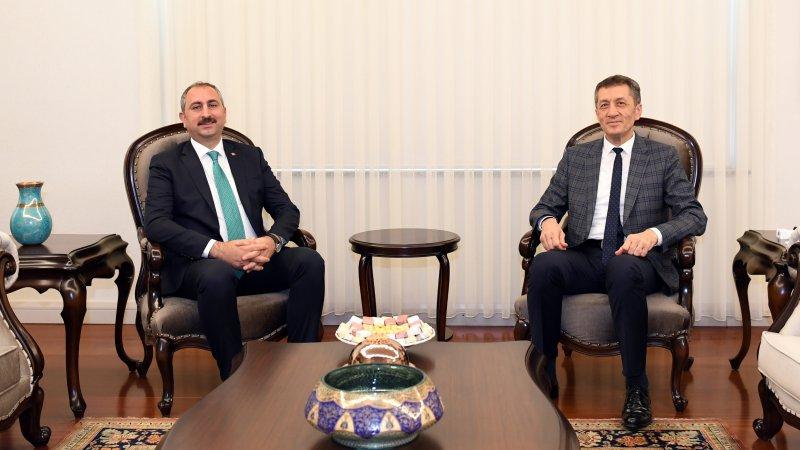 Adalet Bakanı Gül, Bakan Selçuk´u ziyaret etti